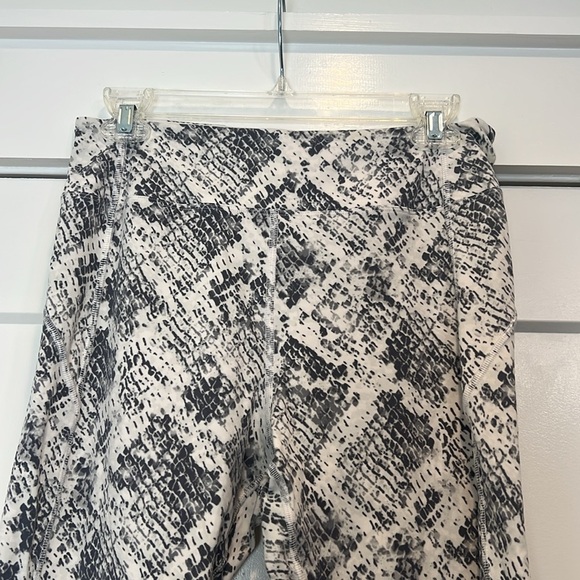 PINK SPORT Black and White Snakeskin leggings size large. - Picture 5 of 8